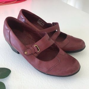 CLARKS Mary Jane Heels Size 7M Red Leather Buckle